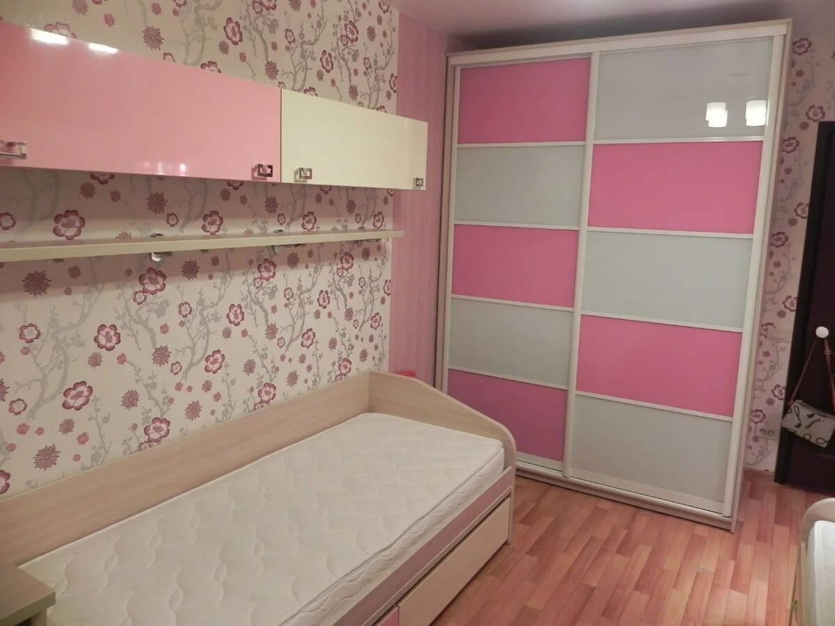 /Белый Шкаф-купе в детскую №7 с розовыми стеклами на заказ